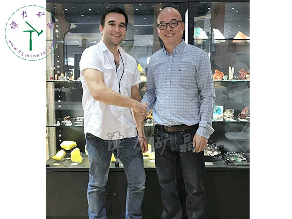 亞利桑那大學(xué)礦物學(xué)Marcus馬庫(kù)斯教授（左），譚力（右）